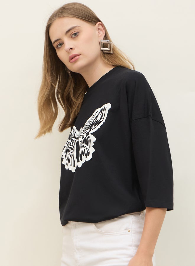 ستايلي تيشيرت بطباعة جرافيك بياقة دائرية - Image 1